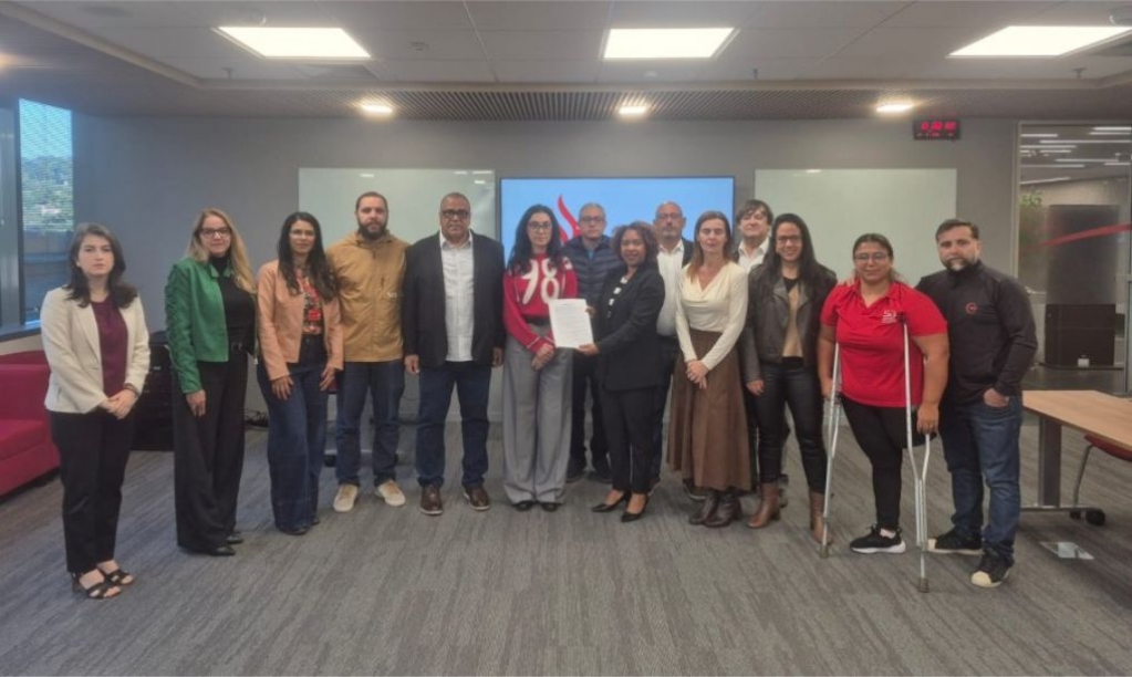 Sindicato dos Banc�arios de Presidente Prudente - Representantes dos funcionários do Santander entregam minuta de reivindicações ao banco após encontro nacional