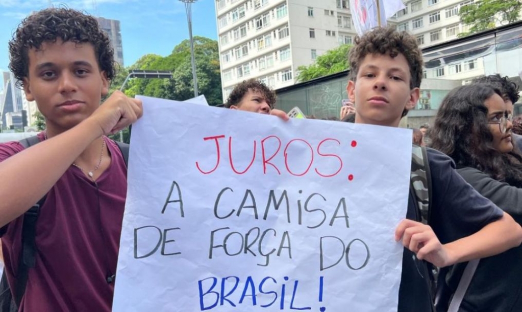 Sindicato dos Banc�arios de Presidente Prudente - Trabalhadores e estudantes se unem contra juros altos em frente à sede do Banco Central